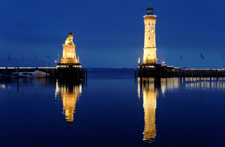 15 Historic Lighthouses Around the World That Are Beaconing You to Come Visit
